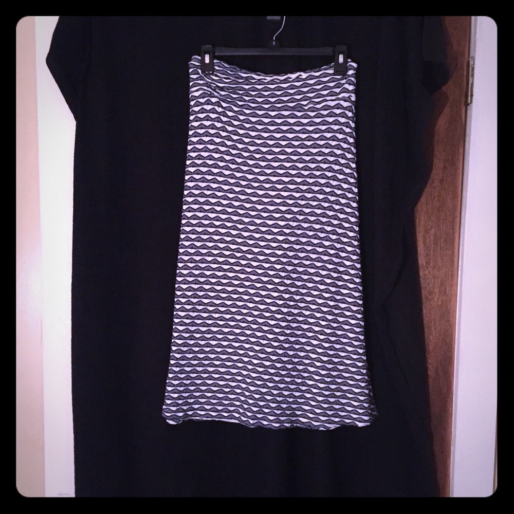Lightweight, stretchy wave pattern skirt!